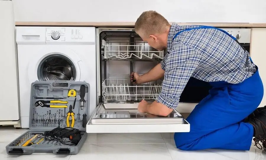 Selçuk Midea servisi teknisyen ekibi beyaz eşya tamiri yaparken